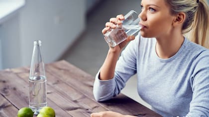 A los 20 años, se comienzan a marcar las primeras líneas de expresión, el agua con limón es un buen punto de partida para combatirlas