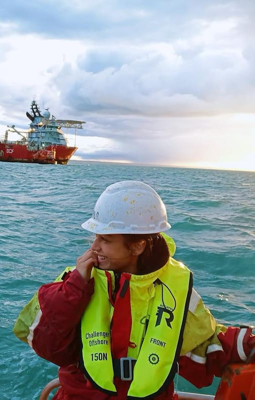 A los 25, haber logrado recibirse es una emoción que recuerda cada vez que entra en el mar