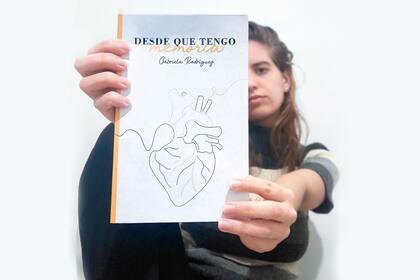 A los 26 escribió un libro contando el después de la muerte de su mamá en el atentado de la AMIA