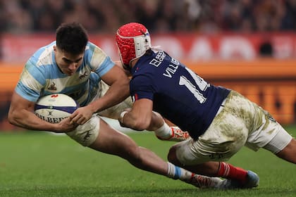 A los 27, Albornoz aparece como la primera opción para la función de apertura en los Pumas; no sólamente patea bien a las haches, sino también estratégicamente; ante Francia lanzó correctamente el juego, incluso con las manos.