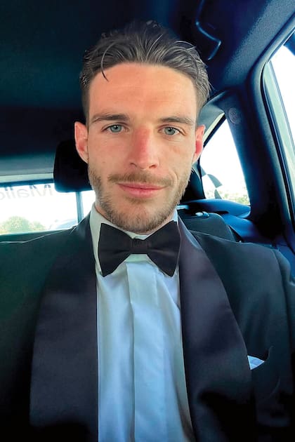 A los 27 años, el centrocampista es una estrella indiscutida del fútbol inglés. Tras ser capitán del West Ham con sólo 20 años, su pase al Arsenal en 2023 rompió récords por 105 millones de libras. Además de protagonizar tapas y desfilar en pasarelas, es embajador de L’Oréal Paris. En lo personal, desde la adolescencia está con Lauren Fryer, madre de su hijo Jude (4). Ante una reciente ola de críticas en redes hacia la imagen de ella, él fue categórico: “Mi mujer es el amor de mi vida y no existe nadie mejor para mí”