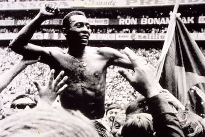 A los 29 años y en el estadio Azteca, Pelé dio su tercera vuelta olímpica en los mundiales.