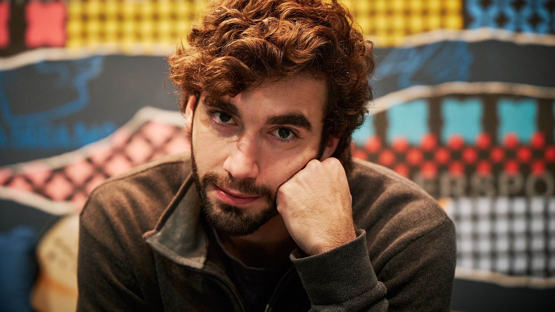 A los 30 años, Junior Pisanú sigue a paso firme su carrera como actor, lejos de la sobreexposición que vivió de chico de la mano de su madre, Daniela Cardone