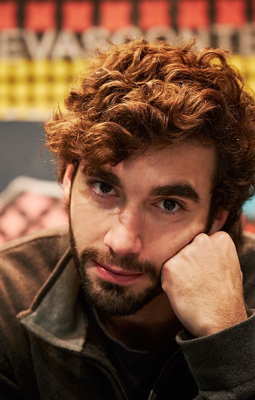 A los 30 años, Junior Pisanú sigue a paso firme su carrera como actor, lejos de la sobreexposición que vivió de chico de la mano de su madre, Daniela Cardone