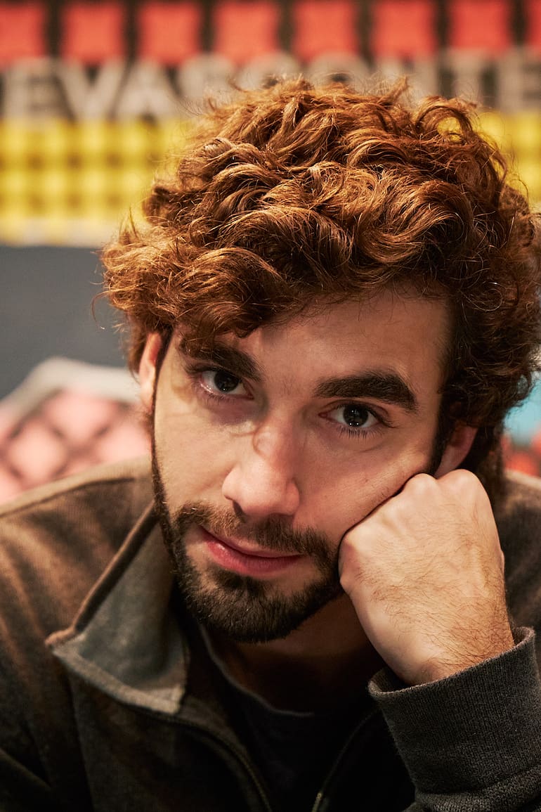 A los 30 años, Junior Pisanú sigue a paso firme su carrera como actor, lejos de la sobreexposición que vivió de chico de la mano de su madre, Daniela Cardone