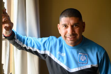 A los 35 años, Néstor Ortigoza juega en Estudiantes, de Río Cuarto, club de la primera Nacional; el mediocampista se propone el ascenso.