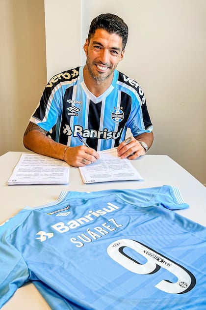 A los 35 años, Suárez firmó con Grêmio, tras su paso por Nacional; jugará en la B de Brasil, al menos en lo que resta de la actual temporada.
