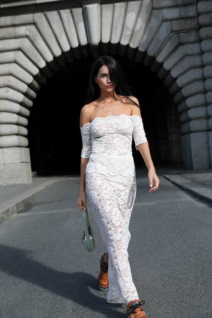 A los 35 años, Zaira luce espléndida y más sensual que nunca. “No estoy
todo el día como me ven en Instagram, sino natural como cualquier mamá. Voy al cole con el jogging ancho y una remera, después, la moda es un juego”, dice.