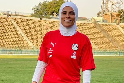 A los 36 años, Faiza Haider se convierte en la primera mujer en entrenar una selección nacional de fútbol masculino en su país.