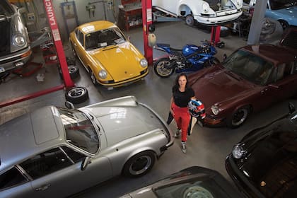 A los 39, Ianina hace un riguroso entrenamiento –que incluye nutricionista deportóloga, simulador, pole dance sport y el asesoramiento de un entrenador de pilotos– para rendir al volante.