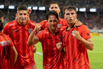 A los 4 minutos de su estreno absoluto en la primera división y en Gimnasia, de Mendoza, Valentín Simoni (derecha) anotó el gol decisivo para la victoria sobre Central Córdoba en Santiago del Estero.