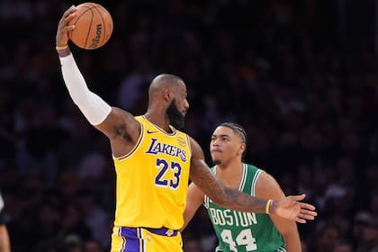 A los 40, LeBron sigue compitiendo al más alto nivel gracias a un enfoque integral que incluye entrenamiento, descanso y nutrición precisa (AP foto/Mark J. Terrill)