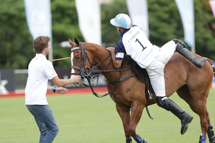 A los 44 años, Cambiaso tiene un gran estado físico: como buen polista, puede montar de un salto.