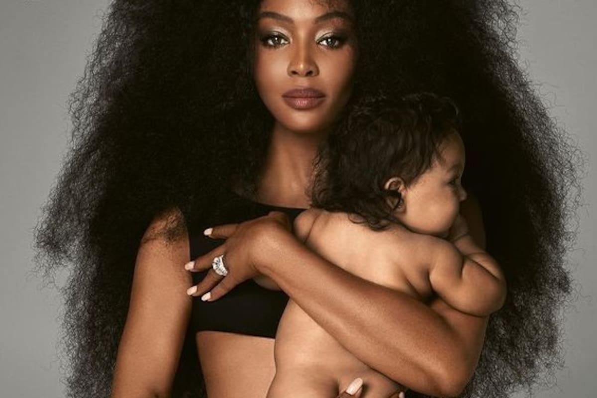 A los 50 años, Naomi Campbell posa por primera vez con su hija y revela: “No es adoptada”