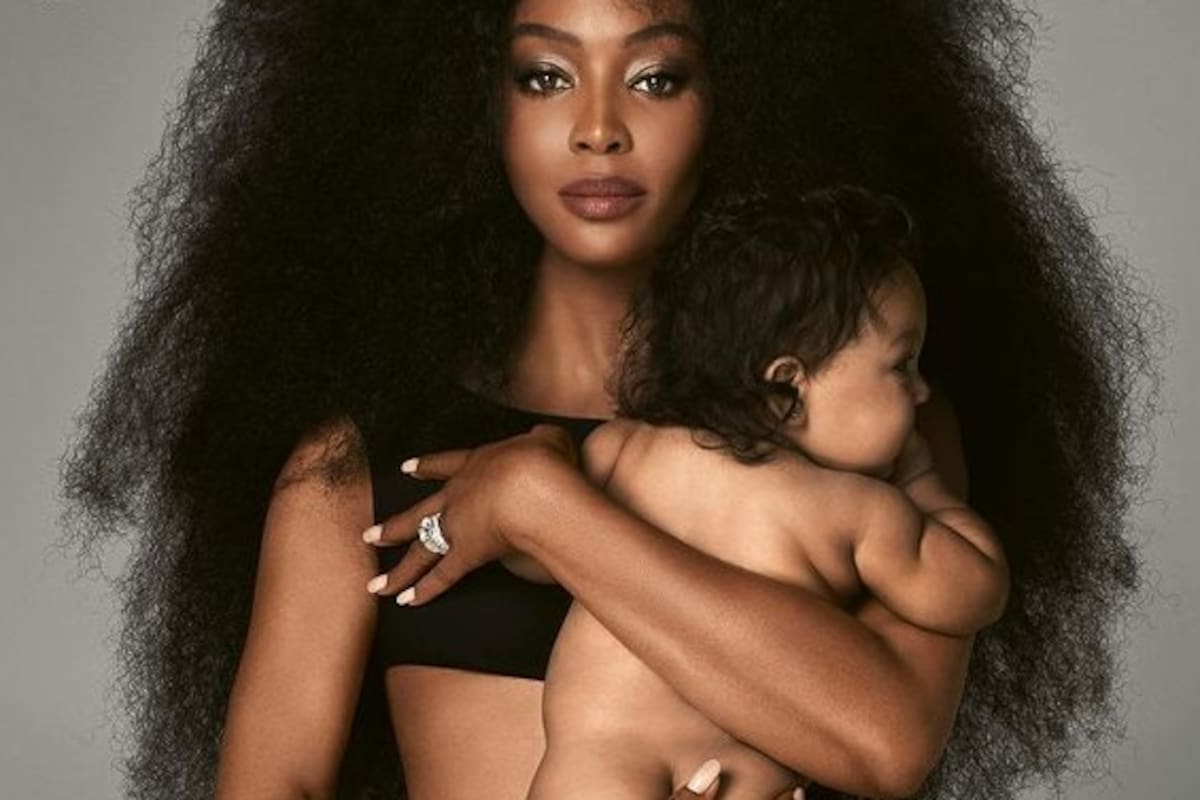 A los 50 años, Naomi Campbell posa por primera vez con su hija y revela: “No es adoptada”