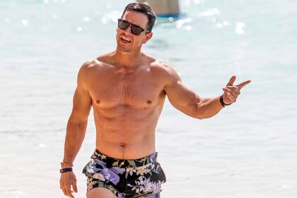 A los 52 años, Mark Wahlberg no solo compartió su increíble figura en las playas de Barbados sino que, además, reveló sus motivaciones y el trabajo que hace para mantenerse en forma