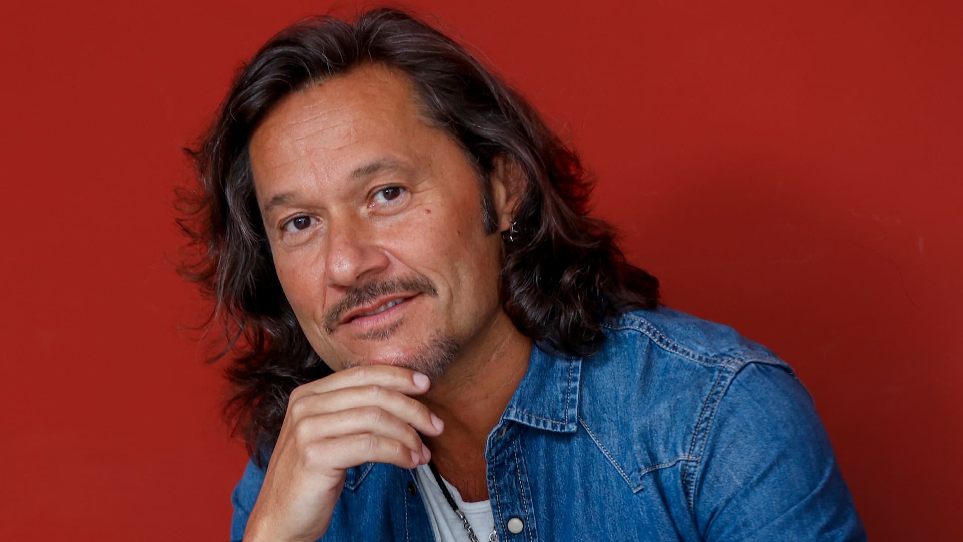 A los 53 años, el artista, afincado entre Buenos Aires y Miami, apuesta por mantener su música viva y vinculada a las mixturas más diversas
