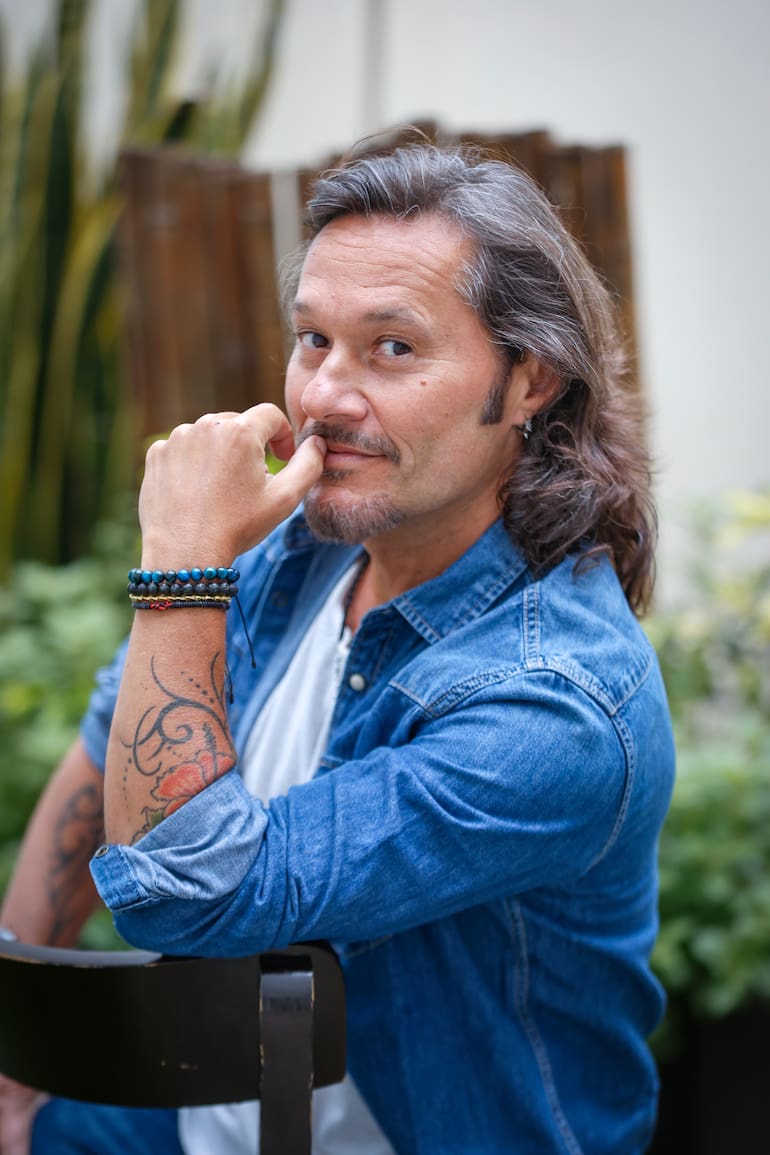 A los 53 años, el artista, afincado entre Buenos Aires y Miami, apuesta por mantener su música viva y vinculada a las mixturas más diversas