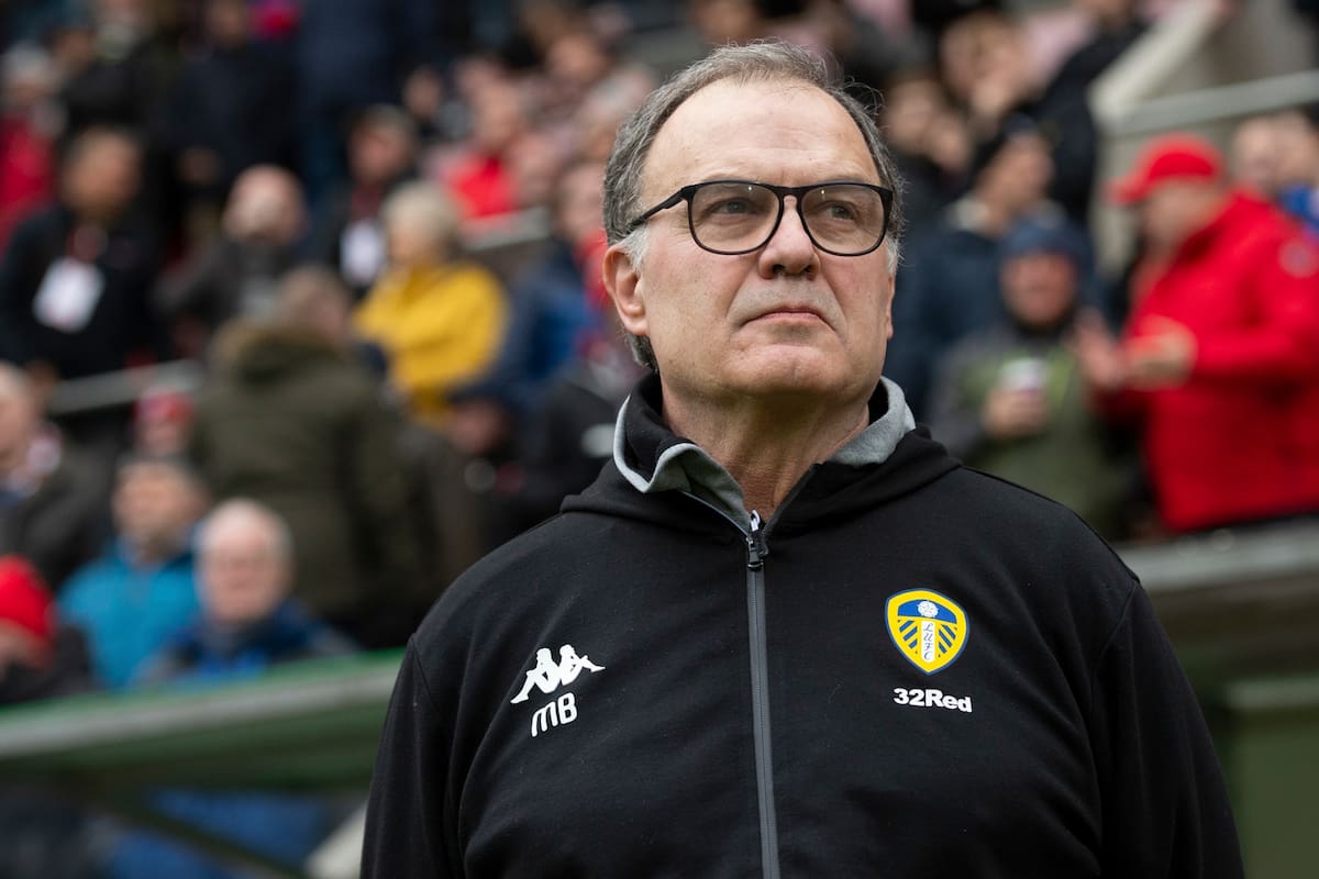 A los 63 años, Marcelo Alberto Bielsa dirige a Leeds, después de pasar por Newell´s, Vélez, Espanyol, el seleccionado argentino, el chileno, Bilbao, Olympique Marseille y Lille.