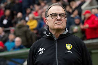 A los 63 años, Marcelo Alberto Bielsa dirige a Leeds, después de pasar por Newell´s, Vélez, Espanyol, el seleccionado argentino, el chileno, Bilbao, Olympique Marseille y Lille.