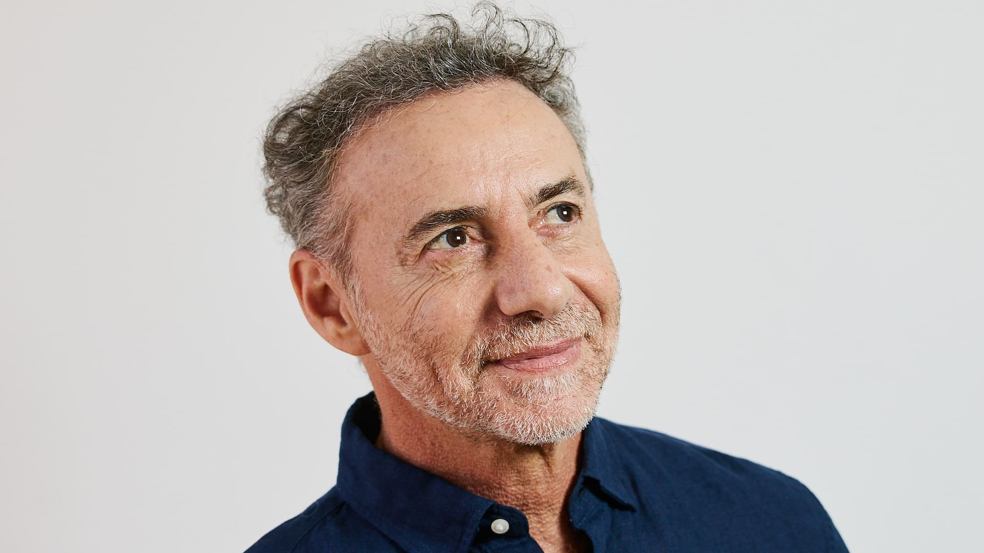 A los 64 años, transita una etapa de madurez en la que se replantea su vida personal y su enfoque de su tarea en el mundo de la comunicación y los medios
