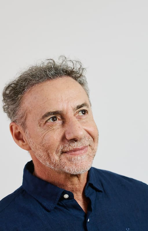 A los 64 años, transita una etapa de madurez en la que se replantea su vida personal y su enfoque de su tarea en el mundo de la comunicación y los medios