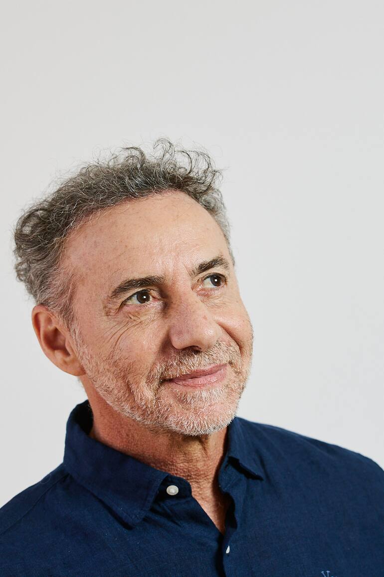 A los 64 años, transita una etapa de madurez en la que se replantea su vida personal y su enfoque de su tarea en el mundo de la comunicación y los medios