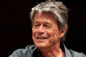 A los 67 años, el escritor francés Emmanuel Carrère escribe un retrato de su madre, la académica Hélène Carrère d’Encausse, sin desperdicio