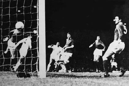 A los 7 minutos, Verón –en el fondo de la escena– cabecea el centro perfecto de Madero y bate a Stepney; los defensores de Manchester sólo miran