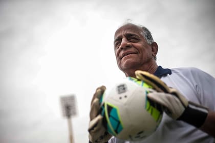 A los 71 años, el bahiense Baley disfruta de la pesca como actor, y del automovilismo y el fútbol como espectador; dice que haber jugado al básquetbol le sirvió para ser arquero