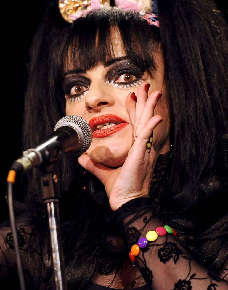 A los 71 años, Nina Hagen, conocida como la madrina del punk alemán, continúa dedicada a la música. Tras una carrera marcada por la provocación, los excesos y una profunda transformación espiritual, en 2026 lanzó un nuevo álbum de gospel y publicó una edición ampliada de su autobiografía