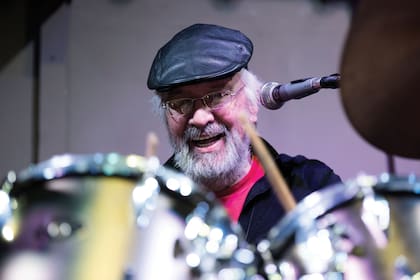 A los 73 años, Javier Martínez es uno de los pocos fundadores del rock nacional que siguen tocando los fines de semana en pubs y salas pequeñas. En los 80 y los 90 batió el record Guinness de cntidad de horas continuas tocando la batería