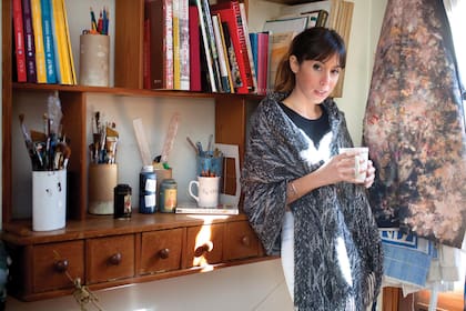 A los 8 años ya dibujaba prendas
y accesorios en sus cuadernos de
Hello Kitty y Winnie Pooh. “Yo
quería ser diseñadora”, confiesa.
Pero cuando empezó a estudiar
Diseño de Indumentaria en la
Universidad de Palermo duró sólo
un mes y medio. “No me sentía
cómoda y, si bien me frustré, me
di cuenta de que me interesaba
el arte y el diseño en general, más
allá de la moda”.