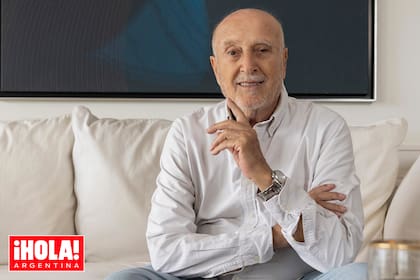 A los 84 años, Pino Paparella posa en su departamento de Palermo y se confiesa en una entrevista a corazón abierto
