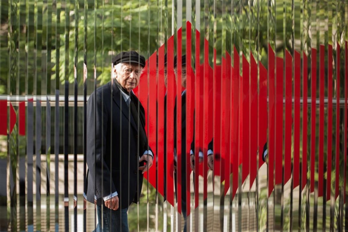A los 85 años, Le Parc creó tres obras site specific para exhibir en Malba; una de ellas, Láminas reflectoras, se instaló en la terraza del museo