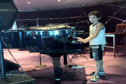A los 9 años sorprendió tocando el piano en un crucero