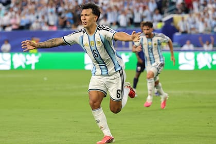 A los 90+2', Lisandro Martínez metió el segundo gol de la selección argentina (Foto: Michael Reaves / GETTY IMAGES NORTH AMERICA / Getty Images via AFP)