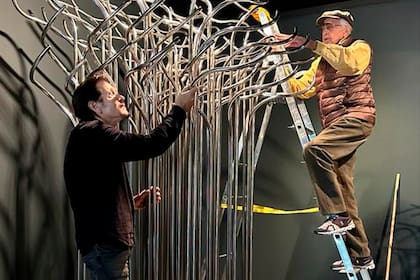 A los 94 años, sobre una escalera, Julio Le Parc le da los toques finales a una muestra conjunta con otro gran artista argentino, Pablo Reinoso