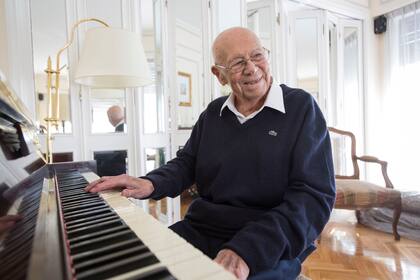 A los 99 años, el doctor Fortunato Benaím todavía toca el piano que aprendió de forma autodidacta