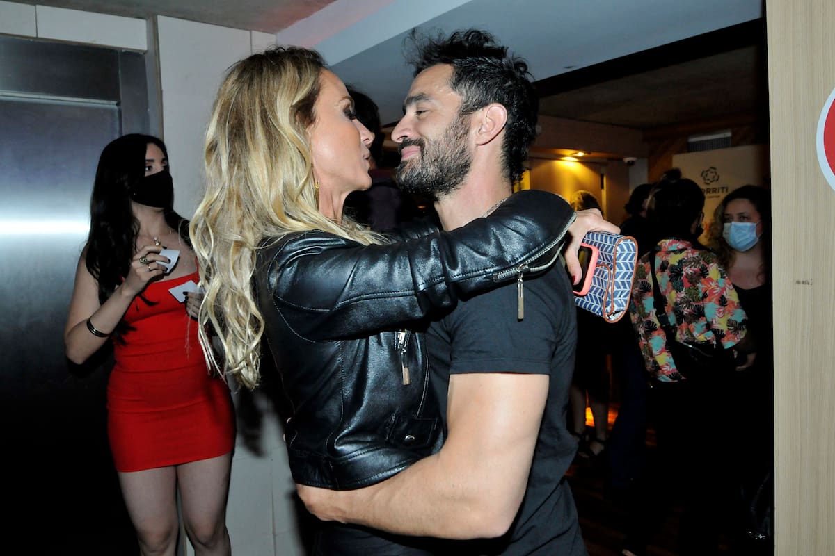 A los besos, el Tucu López festejó con Sabrina Rojas las 1000 funciones de Sex