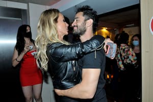 A los besos, el Tucu López festejó con Sabrina Rojas las 1000 funciones de Sex