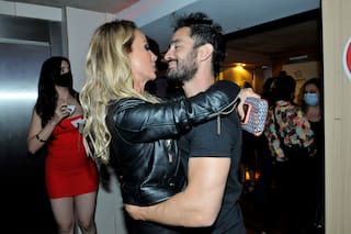 A los besos, el Tucu López festejó con Sabrina Rojas los 100 mil espectadores de Sex
