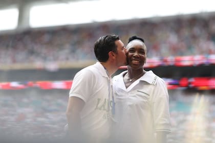 ¡A los besos! La tenista Venus Williams junto a su marido Andrea Preti, en el Miami Stadium