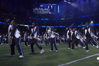 A los cantantes del medio tiempo del Super Bowl los acompañó un impresionante cuerpo de bailarines