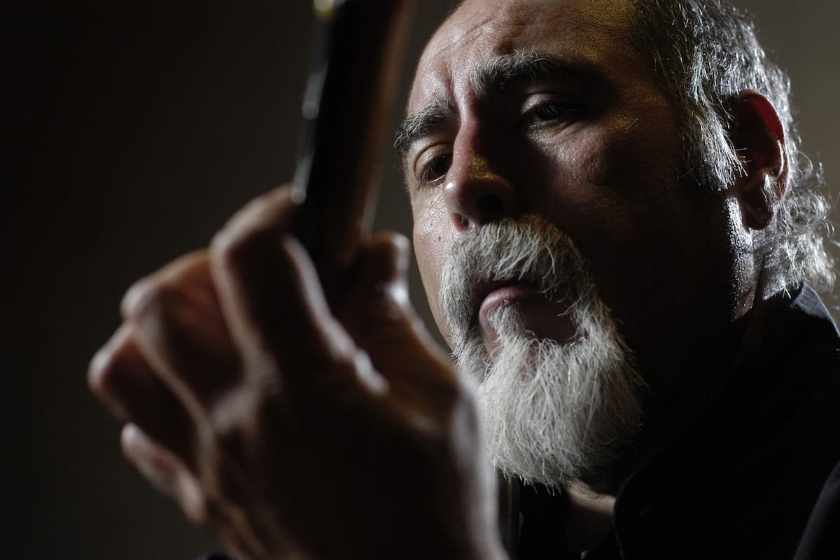 A los cinco años tuvo su primer contacto con la guitarra.