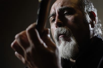 A los cinco años tuvo su primer contacto con la guitarra.