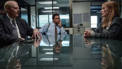 A los detectives, interpretados por Noah Emmerich (izquierda) y Nnamdi Asomugha (centro), les resulta difícil eludir la burocracia hospitalaria