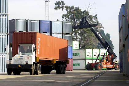 A los impuestos se le suman costos como el de tener un container con mercadería a la espera de su distribución es de entre 70 y 100 pesos por día