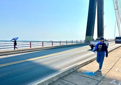 A los jóvenes se los puede distinguir por sus remeras con la leyenda "24/7" y la bandera argentina que siempre llevan con ellos