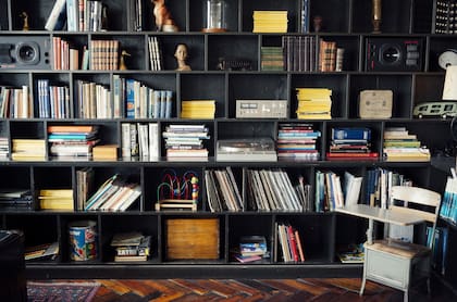 A los libros, se les pueden sumar diferentes objetos como estatuas o fotografías familiares